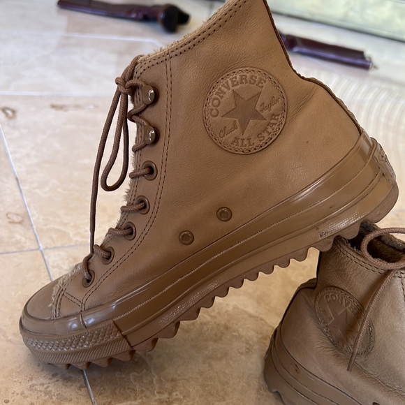 Converse Women’s Chuck Taylor Genuine Leather Hi-Top Sneaker - Picture 3 of 7